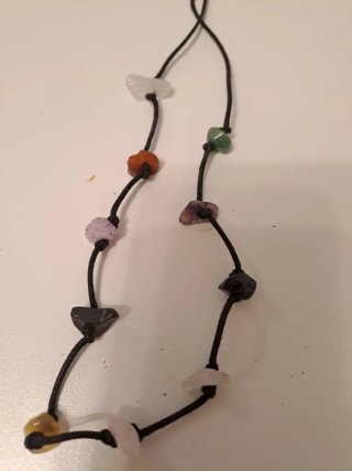 Collana pietre multicolor su filo nero