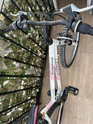 Bicicleta de montaña blanca