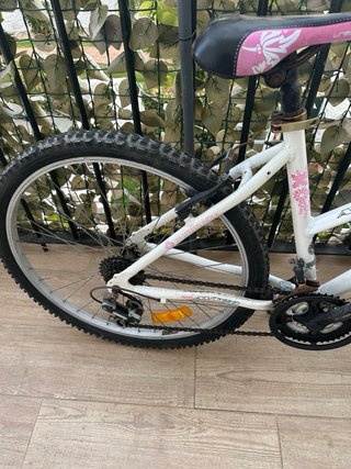 Bicicleta de montaña blanca