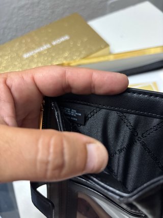 Cartera Michael Kors Negra con detalles dorados
