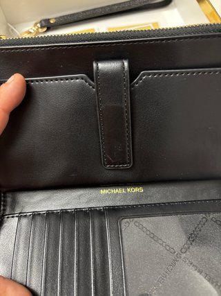 Cartera Michael Kors Negra con detalles dorados