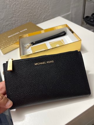 Cartera Michael Kors Negra con detalles dorados