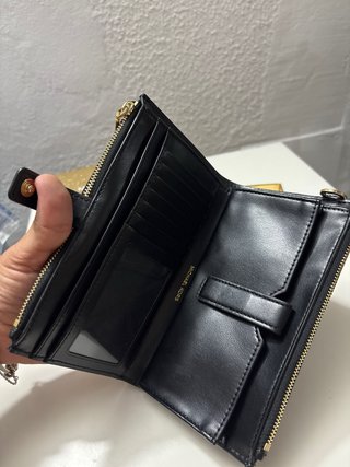 Cartera Michael Kors Negra con detalles dorados