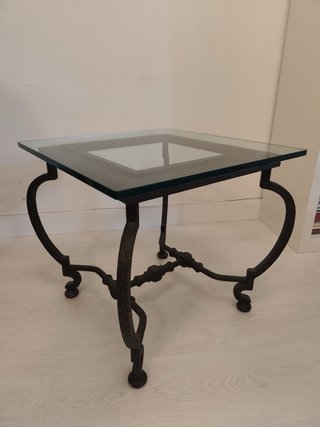 Mesa auxiliar diseño hierro y cristal