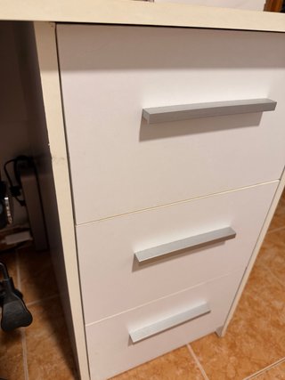 Escritorio blanco con cajones