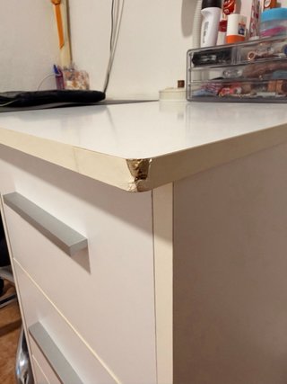 Escritorio blanco con cajones