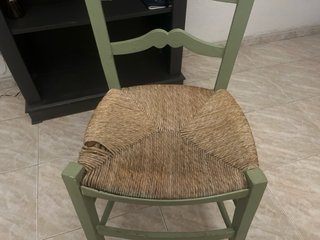 Silla de mimbre verde para restaurar
