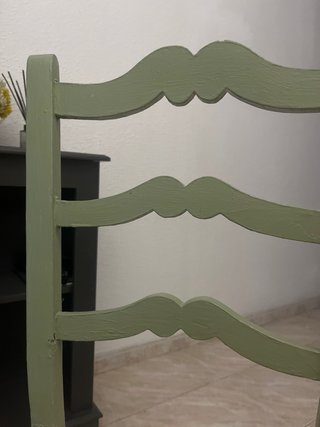 Silla de mimbre verde para restaurar