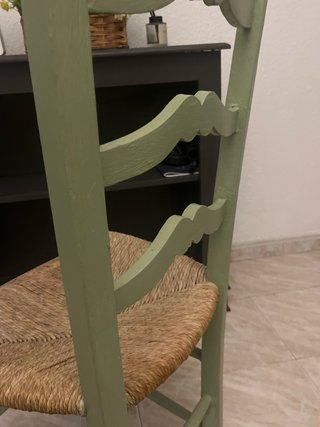 Silla de mimbre verde para restaurar