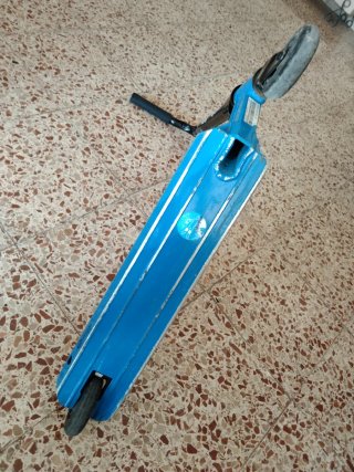 Patinete freestyle azul y negro