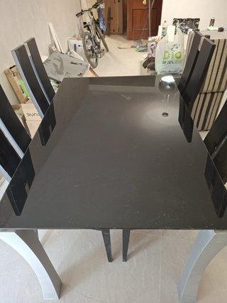 Mesa de salón moderna con sillas