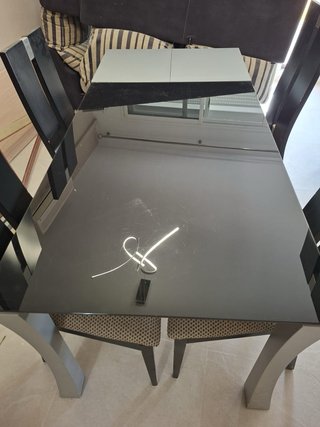 Mesa de salón moderna con sillas