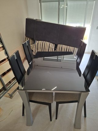 Mesa de salón moderna con sillas