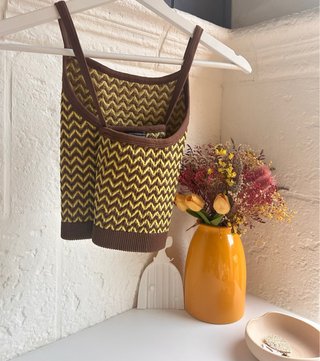 Top de verano amarillo y marrón
