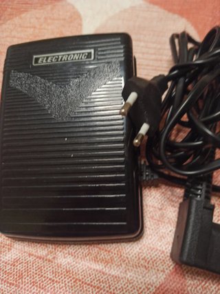 Pedal per macchina da cucire elettronica