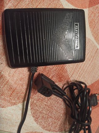 Pedal per macchina da cucire elettronica