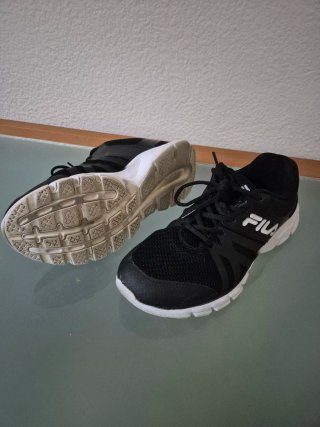 Zapatillas Fila Talla 42 Negras y Blancas