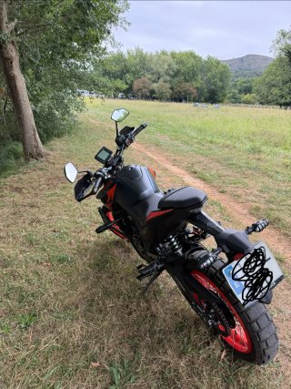 Zontes Adventure Moto Negra y Roja