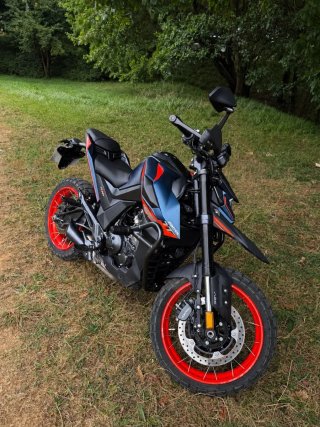 Zontes Adventure Moto Negra y Roja