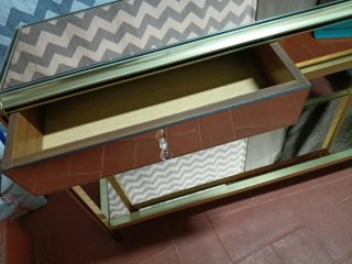 Mesa recibidor vintage dorada y cristal
