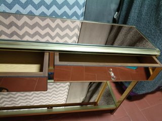 Mesa recibidor vintage dorada y cristal