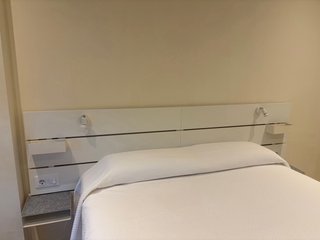 Cama BRIMNES 160x200 + Cabecero LED