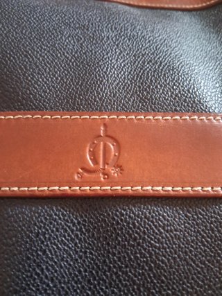 Bolso de piel negro y marrón