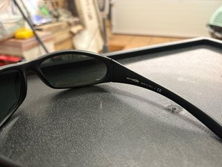 Gafas de sol Arnette negras y plateadas
