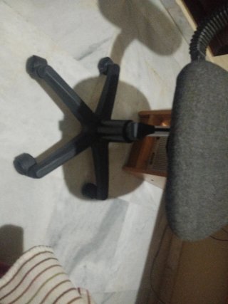 Silla de oficina giratoria con ruedas