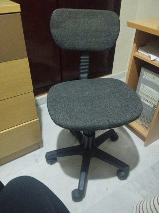Silla de oficina giratoria con ruedas