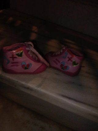Zapatos de bebé rosas con adornos