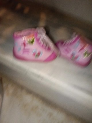 Zapatos de bebé rosas con adornos