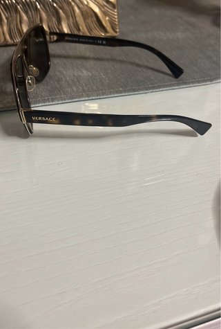 Gafas de sol Versace negras y doradas