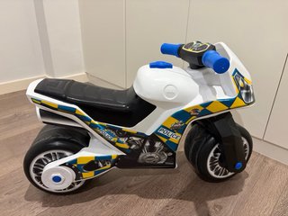 Moto correpasillos policía niño