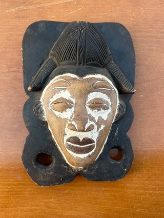 Máscara africana tallada negro y blanco