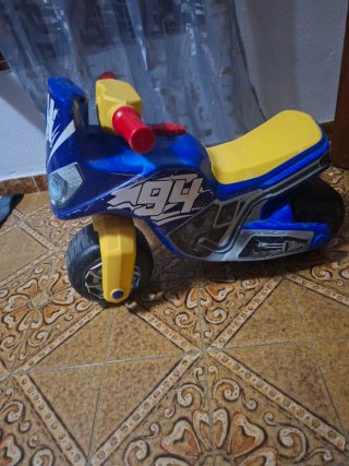 Moto infantil azul y amarilla