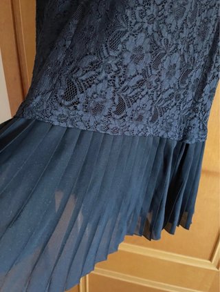 Elegante vestido negro con volantes