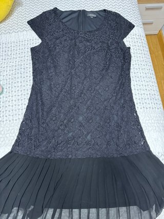 Elegante vestido negro con volantes