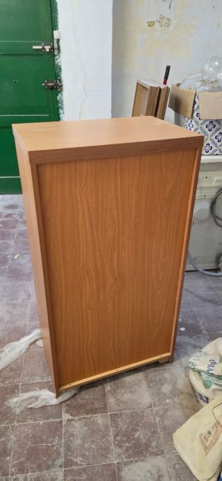 Cajonera de madera con detalles en cristal