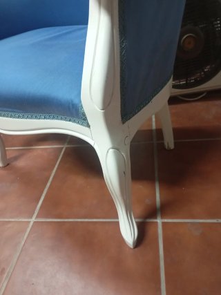 Tresillo antiguo tapizado azul y blanco