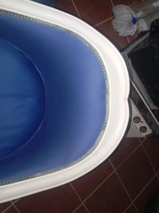 Tresillo antiguo tapizado azul y blanco