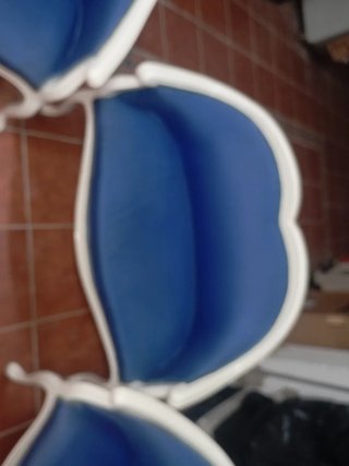 Tresillo antiguo tapizado azul y blanco
