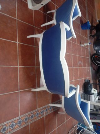 Tresillo antiguo tapizado azul y blanco