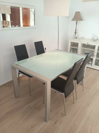 Mesa cristal extensible y 4 sillas