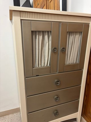Cómoda beige y gris con puertas