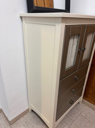 Cómoda beige y gris con puertas