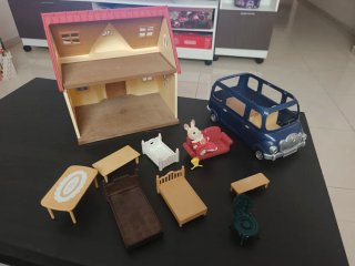 Casa y coche de juguete con accesorios