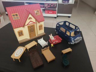Casa y coche de juguete con accesorios