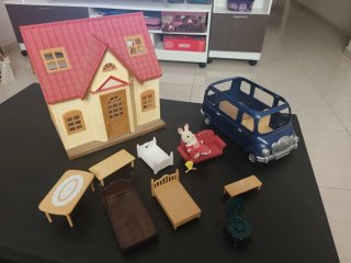Casa y coche de juguete con accesorios