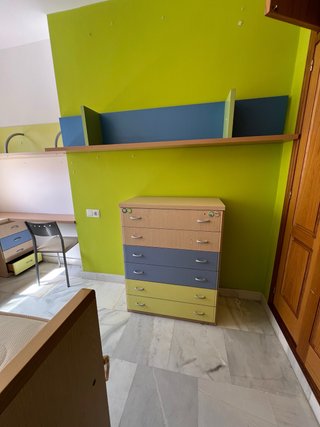 Cómoda de madera con cajones de colores